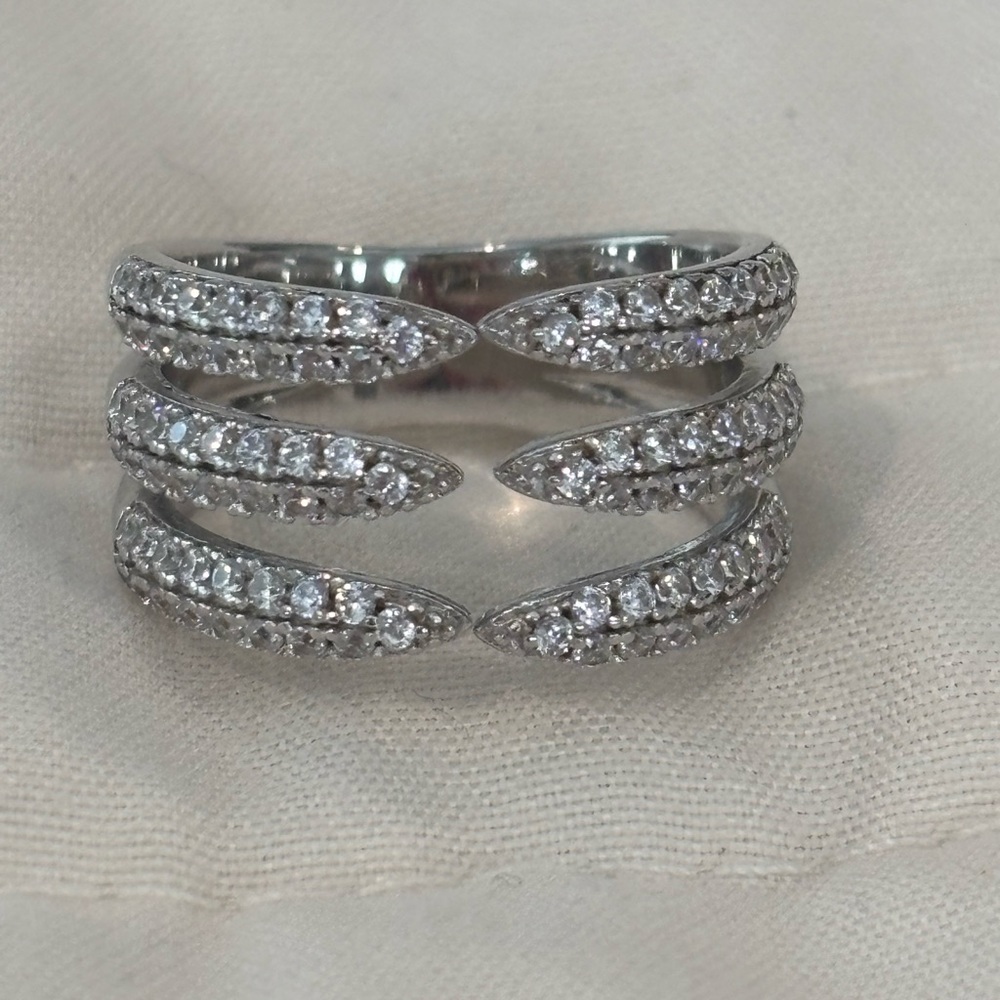 Lisa Robertson Elegant Sterling Silver Women's Ring - Picture 4 of 6